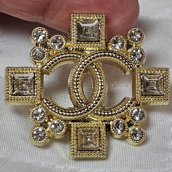 CHANEL Jewelry - <AUTH> CHANEL Vintage Gold 6and Silver Small Crystal Brooch Like New